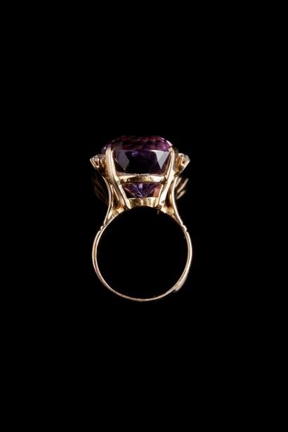 Bague cocktail ornée d'une importante améthyste...