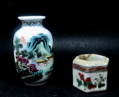 Lot comprenant un petit vase de maitrise...