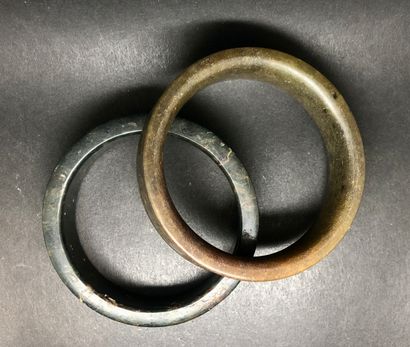 Deux bracelets en jade, à décor de sapèques...