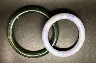 Deux bracelets joncs, l’un en jadéite mauve,...