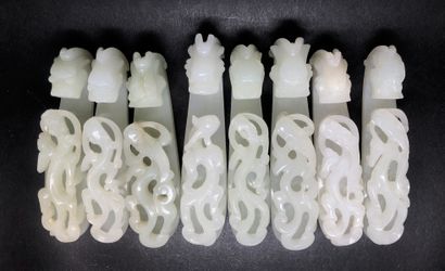 Ensemble de huit fibules en jade céladon,...