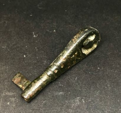 Une clé
L. 5,3 cm

Provenance : 
Succession...