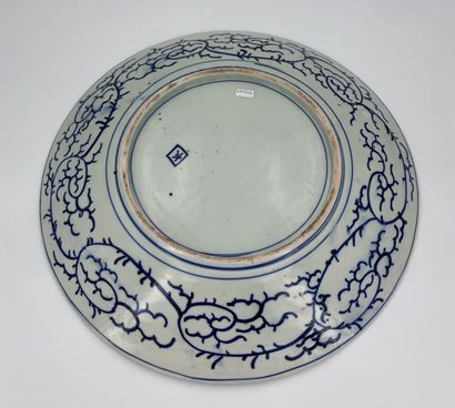 Important plat en porcelaine bleu blanc,...