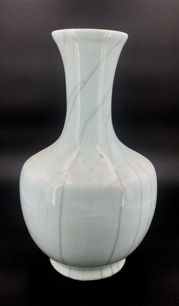 Vase pansu en porcelaine émaillé céladon...