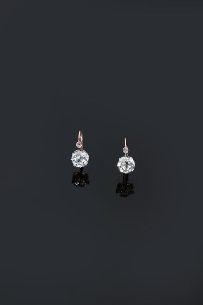 Paire de dormeuses en or rose et platine...
