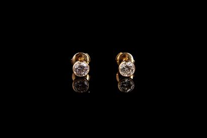 Paire de clous d’oreilles en or jaune 750/°°°...
