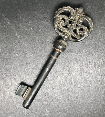 Petite clé de coffre en fer forgé.

Anneau...
