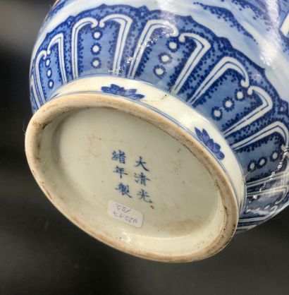 Vase pansu à col légèrement évasé en porcelaine...