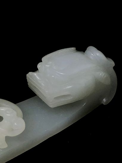 Fibule en jade blanc, à décor sculpté de...