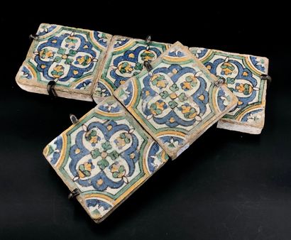 Ensemble de cinq carreaux à décor de rosace,...