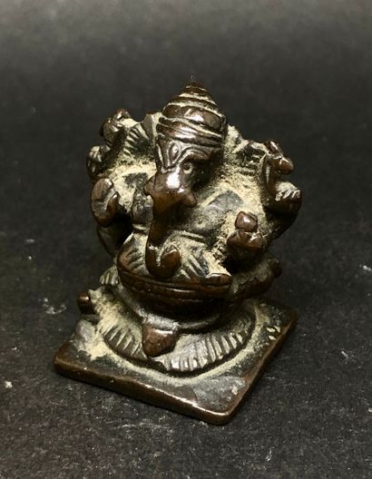 Petit sujet en bronze, représentant la divinité...