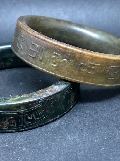 Deux bracelets en jade, à décor de sapèques...