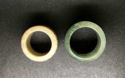 Deux bagues d’archer en jade et serpentine....