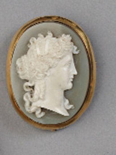 Broche ovale en or jaune, ornée d'un camée...