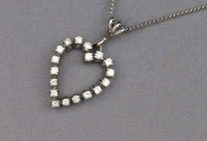 Pendentif coeur en or gris serti de diamants...