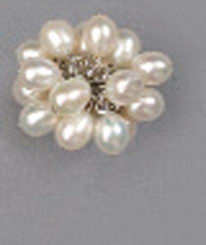 Bague ornée de vingt perles de culture naturelles....