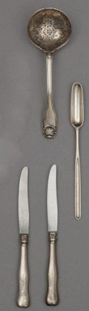 Cuiller à saupoudrer en argent. Modèle à...