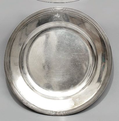 Plat rond demi creux en argent uni à moulures...