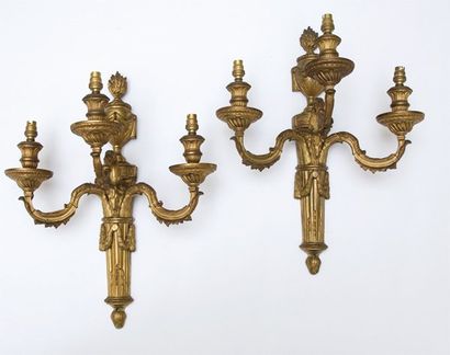 Paire d'appliques à trois lumières en bronze...