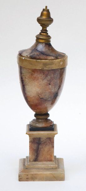 Vase ovoïde en spath fluor, monture de bronze...
