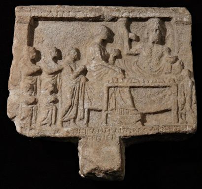 Stèle funéraire quadrangulaire sculptée en...