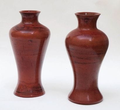 Paire de vases ovoïdes en hyalite rouge nuancé....
