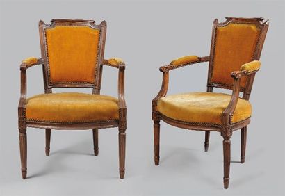 Deux fauteuils cabriolet en noyer à chapeau...