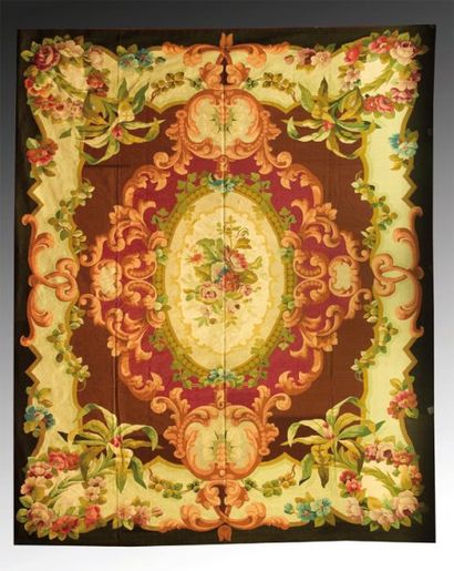 AUBUSSON Grand tapis en laine à décor d'un...