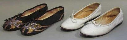 CHANEL, MINAPOE
Lot comprenant DEUX PAIRES...