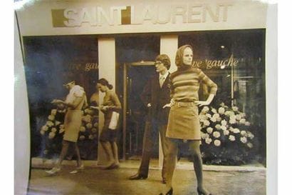 PHOTO sépia figurant Yves Saint Laurent devant...