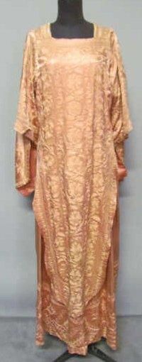 ANONYME, circa 1900
TEA GOWN' en soie rose...