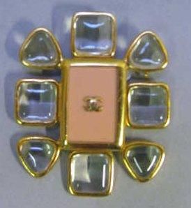 CHANEL
BROCHE en métal doré, résine tranparente...