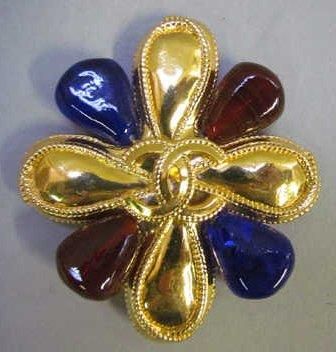 CHANEL
BROCHE 'fleur' en métal doré et pâte...