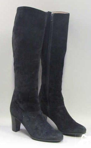 CELINE
PAIRE de BOTTES à talons en daim noir...