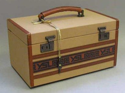 Yves Saint LAURENT
BEAUTY-CASE en toile cappuccino...