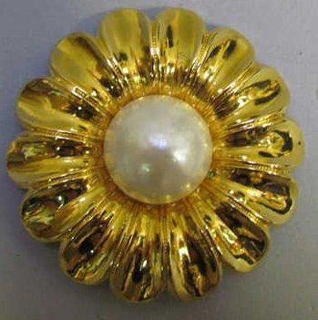CHANEL
BROCHE 'marguerite' en métal doré...