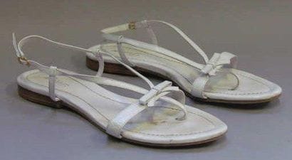 Delage
PAIRE de SANDALES plates en cuir blanc...