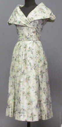 ANONYME, circa 1950
ROBE en shantung écru...
