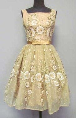 ANONYME, circa 1950
ROBE en nylon café au...
