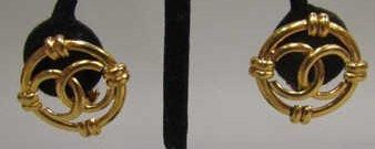 CHANEL
PAIRE de CLIPS d'OREILLES en métal...
