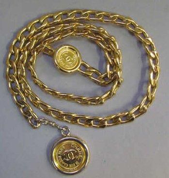 CHANEL
CEINTURE chaîne en métal doré rehaussée...