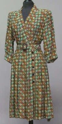 ANONYME (couture) (patron: Yves SAINT LAURENT)...