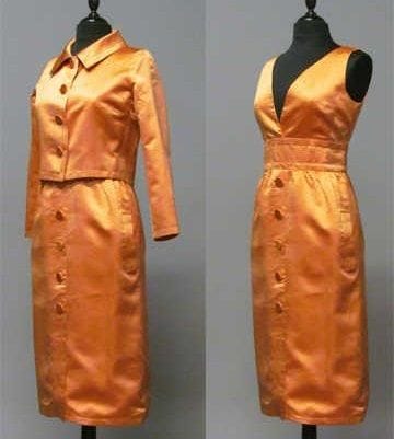 HEIM, circa 1965
ROBE en satin de soie abricot,...