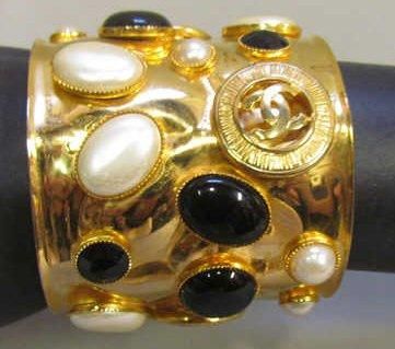 CHANEL
MANCHETTE ouverte en métal doré ornée...