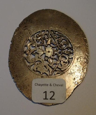 Plaque d'argent dont le centre est percé...