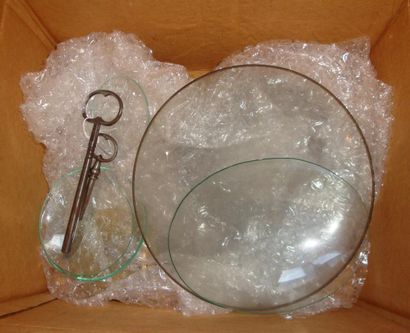 Verres de pendule, lunettes et deux bala...