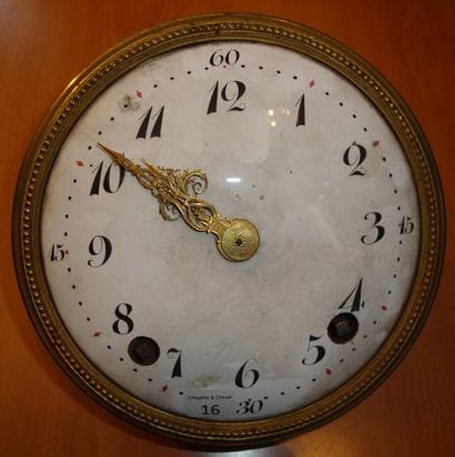 Mouvement d'horloge rectangulaire avec échappement...