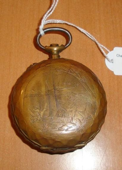 Boîtier savonnette en laiton gravé sur les...