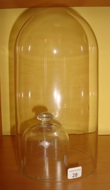 Deux cloches en verre