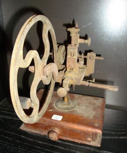 Machine à arrondir sur socle avec tiroir